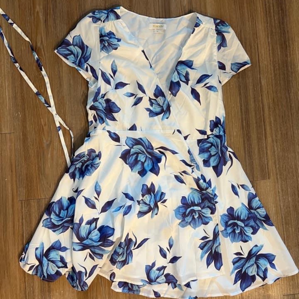 SHEIN Blue and White Floral Wrap Dress SzM